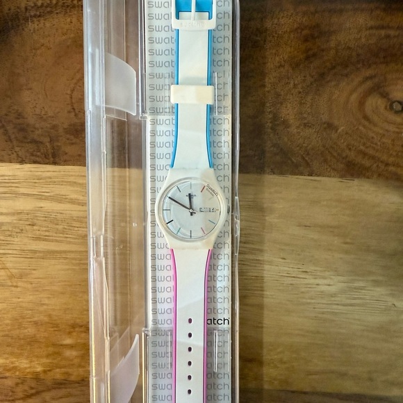 Swatch Edgyline White Plastic Case White Dial Silicone Strap Watch GW708 - Picture 2 of 2